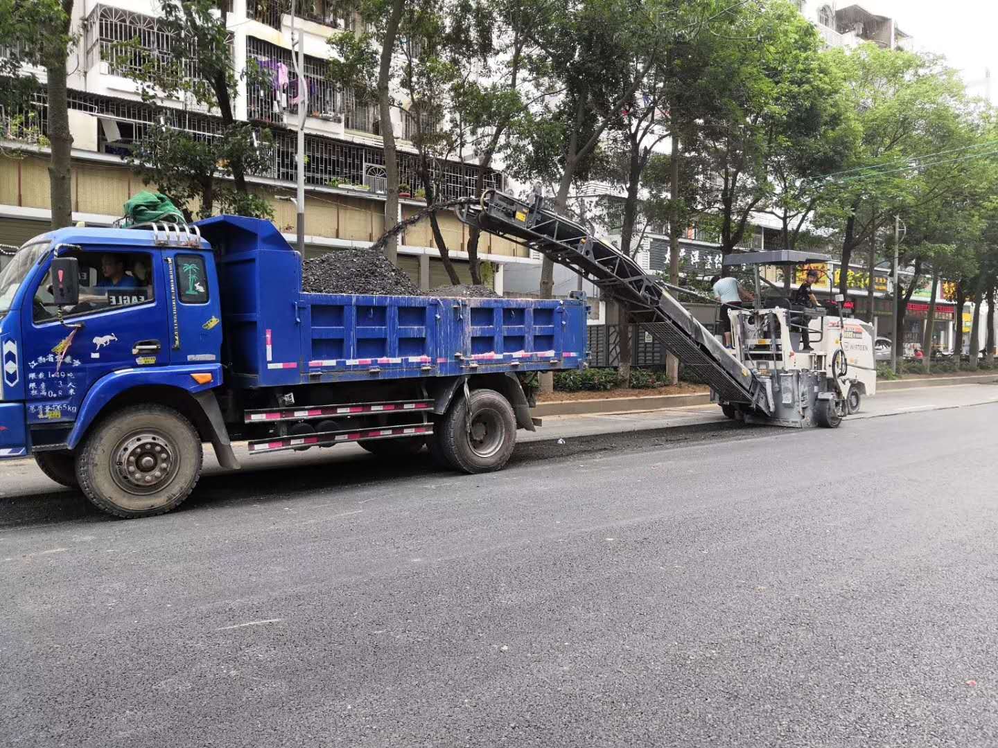 长期出租深圳 东莞 惠州周边的路面铣刨机 摊铺机整套设备