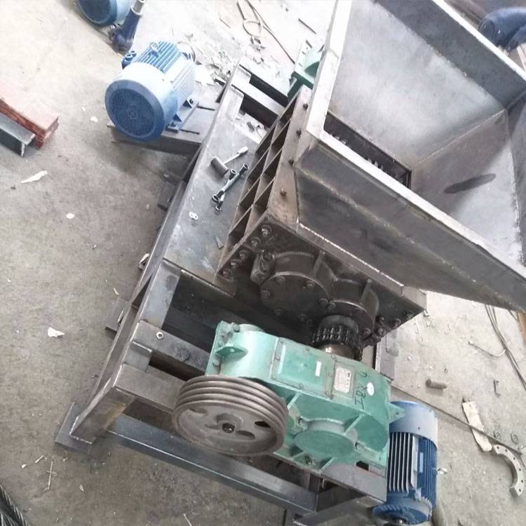 编织袋塑料撕碎机 废旧模板粉碎机 大型双轴轮胎撕碎机
