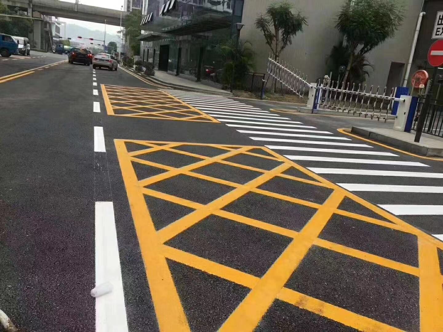深圳龙岗道路划线-停车位划线-消防通道禁停网格划线