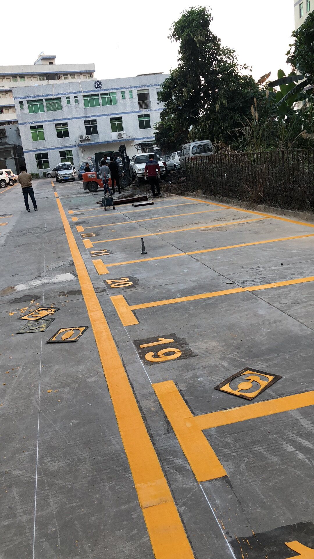 惠州停车位专业划线-地下车库车位划线-路边车位划线