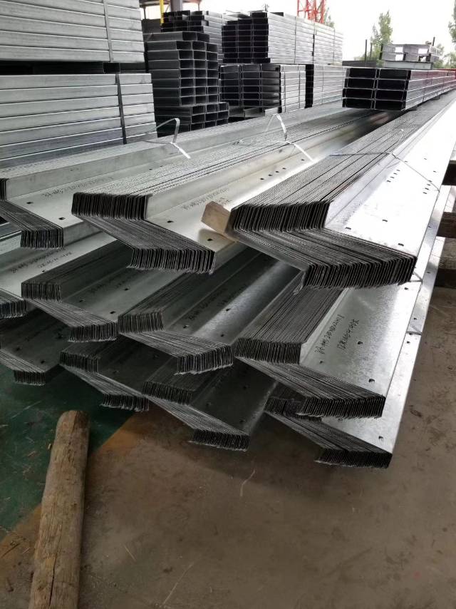 昆明槽钢今日价格，云南昆明钢结构C型钢檩条生产厂家