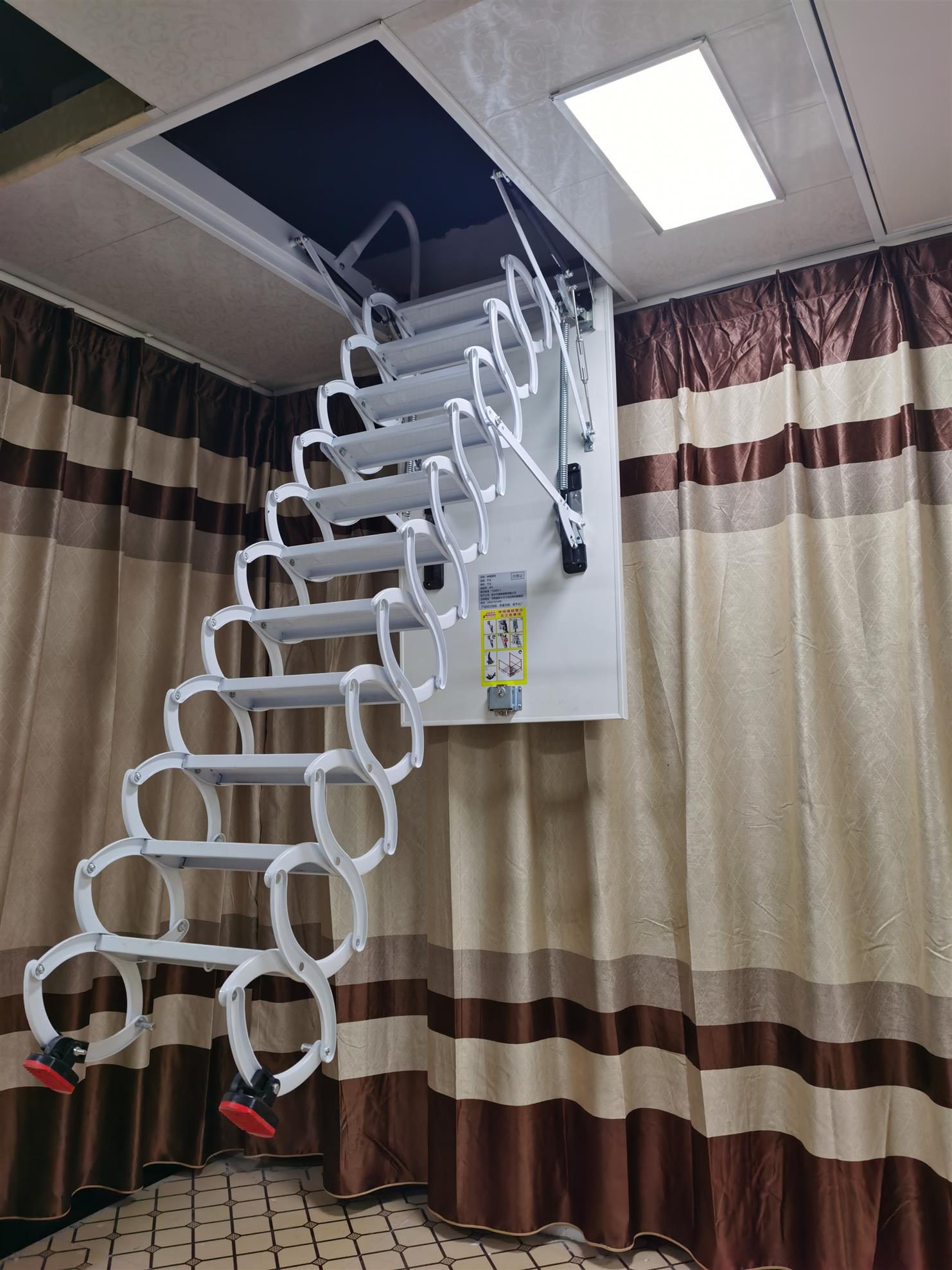 秦皇岛室外伸缩楼梯安装 全自动伸缩楼梯 小巧方便