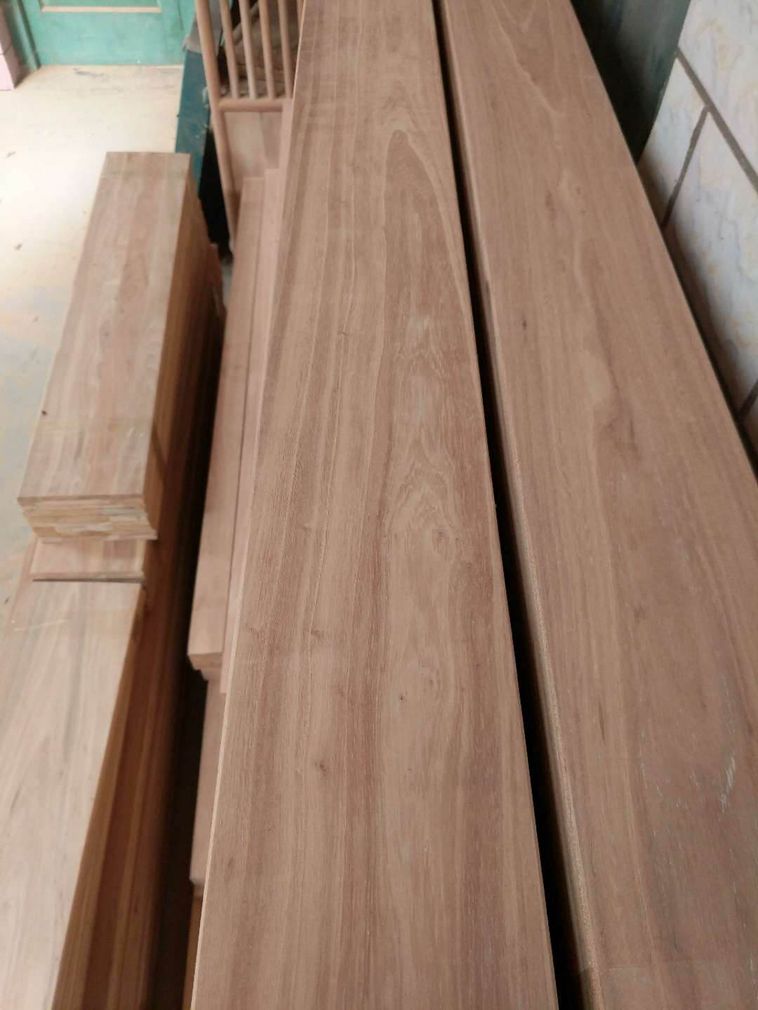 乌鲁木齐老榆木旧门板定制 风化老榆木板材 造型简练