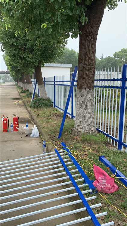高港中海油藍色立柱白色豎桿三橫桿組裝式圍墻護欄安裝