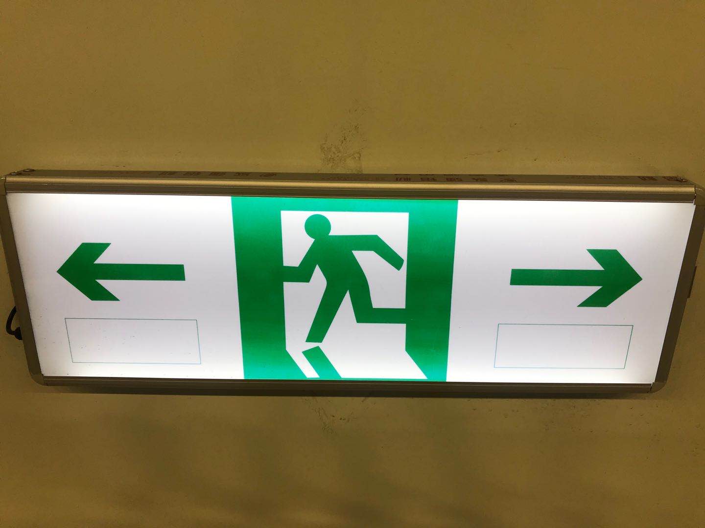 紧急疏散指示标志人行横洞指示标志车行横洞指示标志紧急停车带指示标志