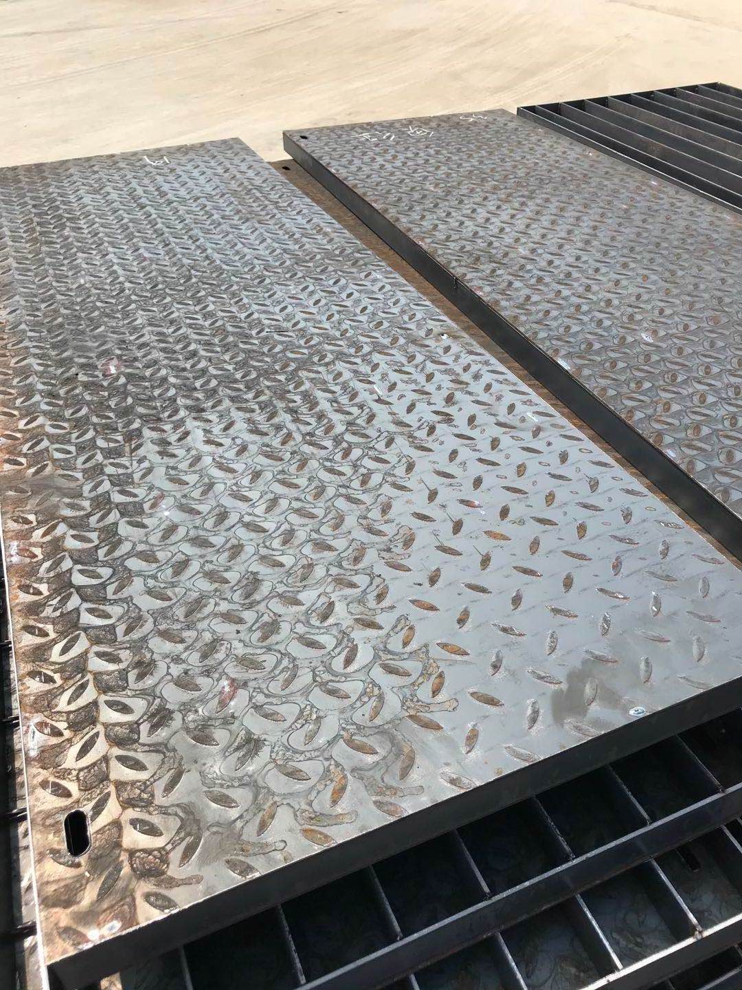 东驰平台复合钢格板生产厂家