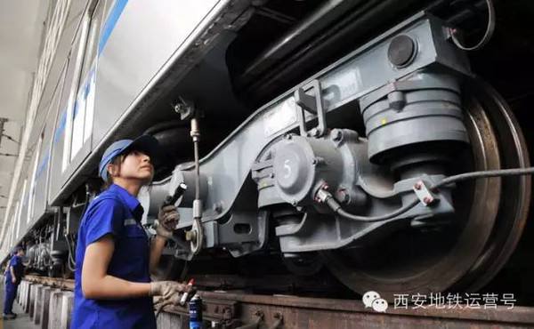 深圳地铁大修分离式液压铡管机进口海运费用多少 报关费