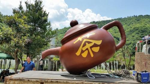 喷水茶壶雕塑工厂-景观文化小品-玻璃钢茶壶雕塑制造厂家
