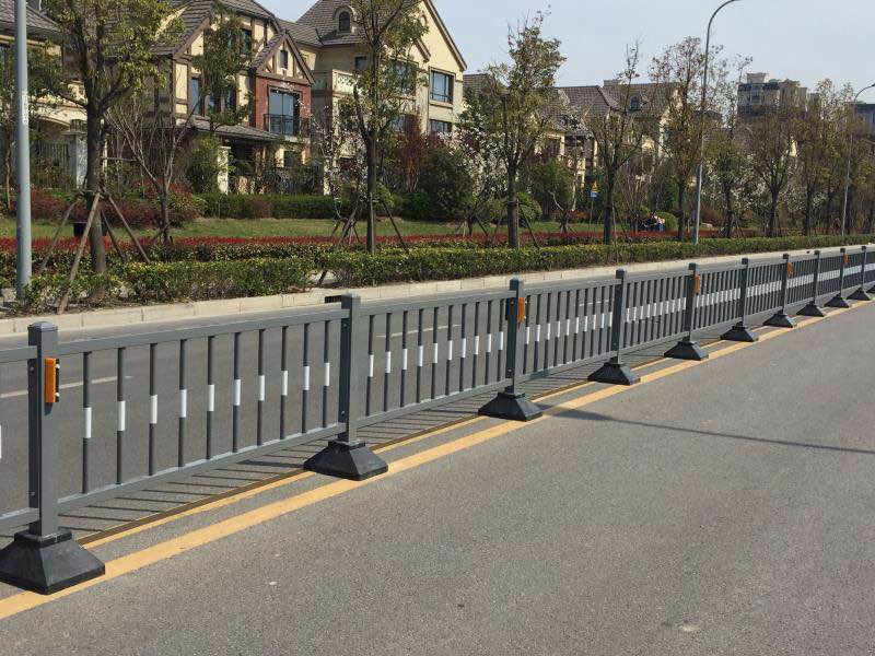 深圳道路中心隔离护栏厂家 人行道护栏 交通设施