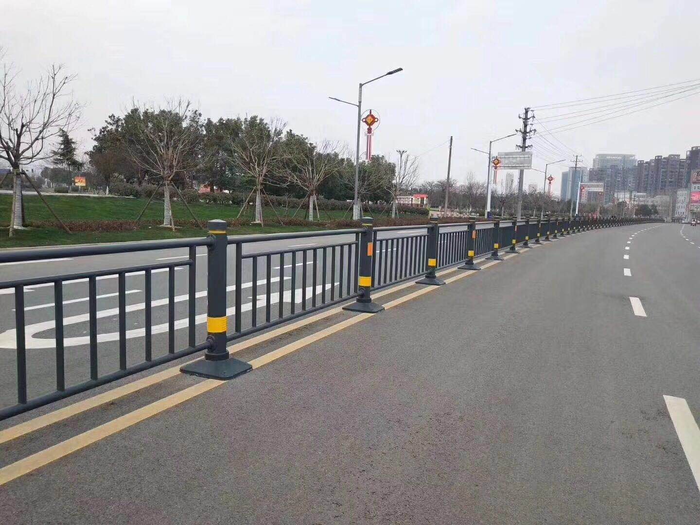 内蒙古中心道路护栏设备报价 **道路护栏