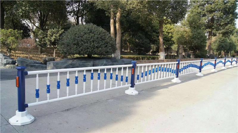 内蒙古中心道路护栏设备报价