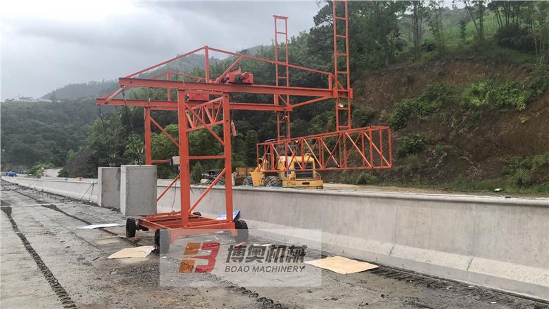 桥面防撞墙模板吊装车