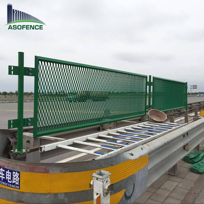 厂家定制国标镀锌浸塑菱形孔钢板网高速公路中间防眩光安全护栏网