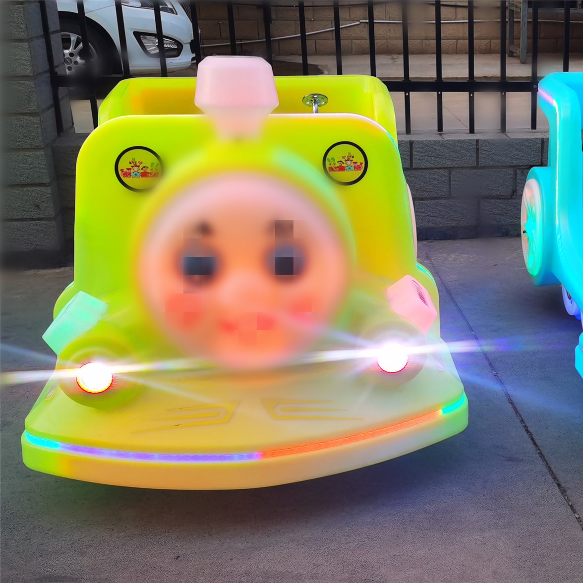 广场儿童户外玩具车碰碰车电动发光闪灯双人小火车游乐设备