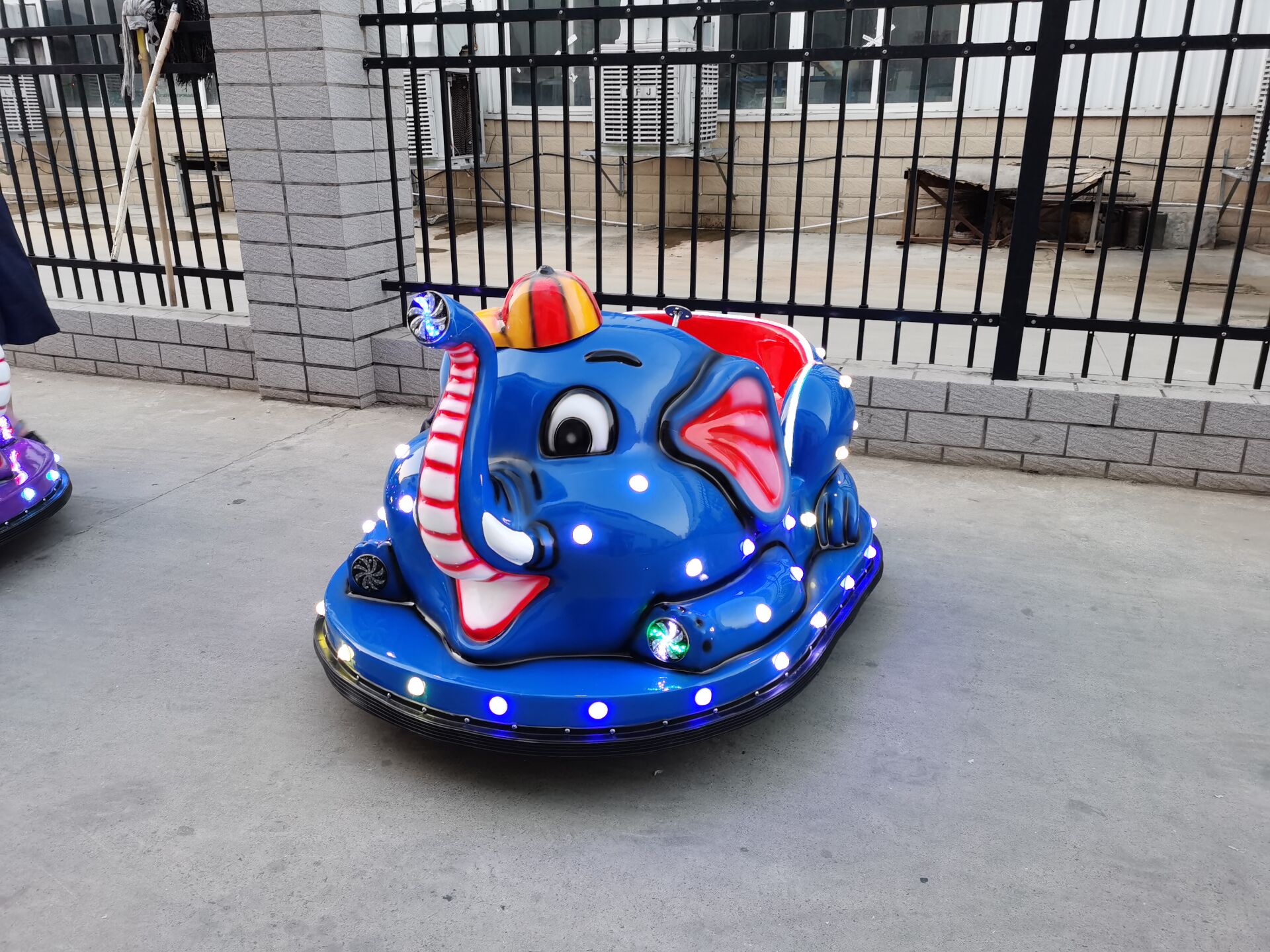 儿童广场游乐场娱乐玩具车发光闪灯大象碰碰车游乐设备