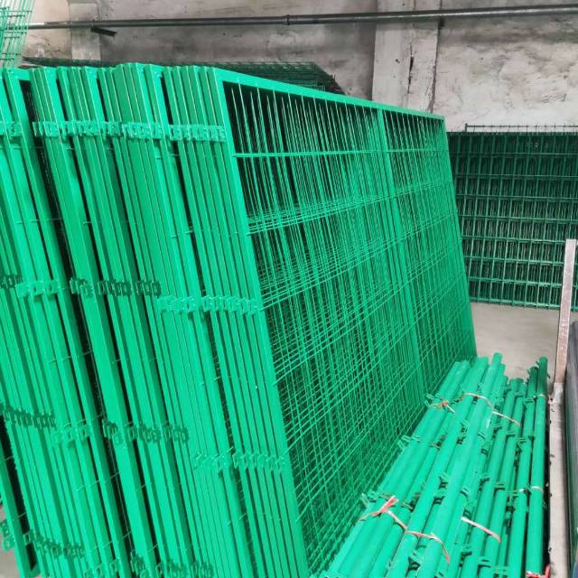 成都护栏工厂定制-框架护栏网-高速公路防护网-球场围栏网