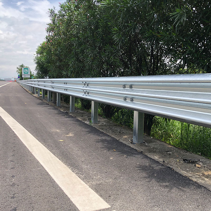 厂家直销高速公路护栏板 二波形喷塑梁钢防护栏 道路桥梁防撞护栏