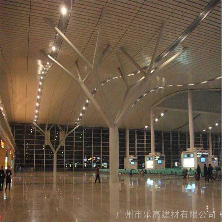 木纹U型铝方通厂家定制-机场装饰吊顶材料木纹U型铝方通设计效果