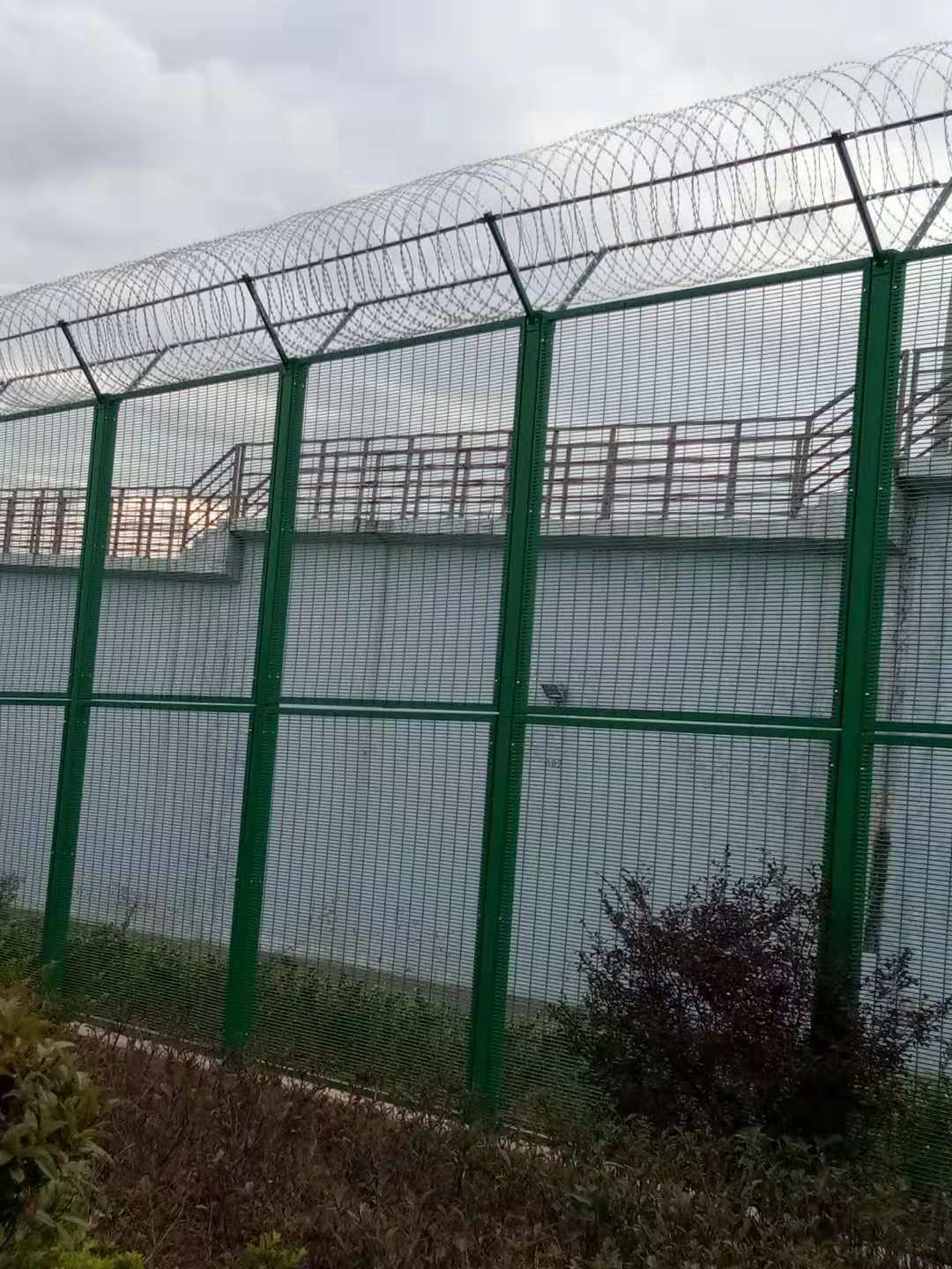 供应监狱密纹网 监狱防攀爬隔离网 358护栏网 监狱护栏网厂家河北安平产地