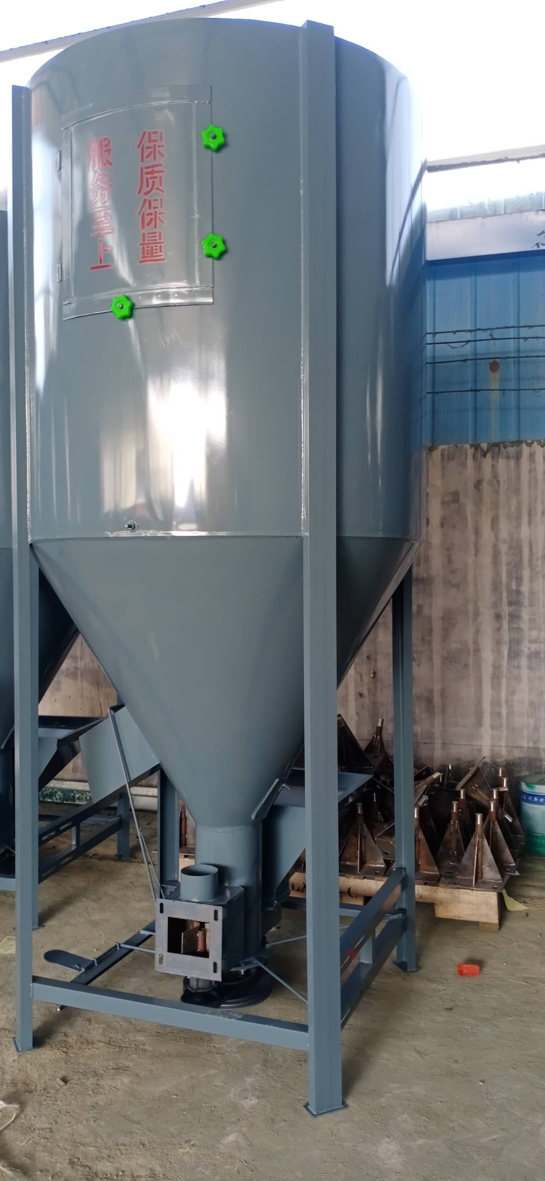 1吨立式饲料搅拌机 强工机械 工业饲料粉碎搅拌一体机