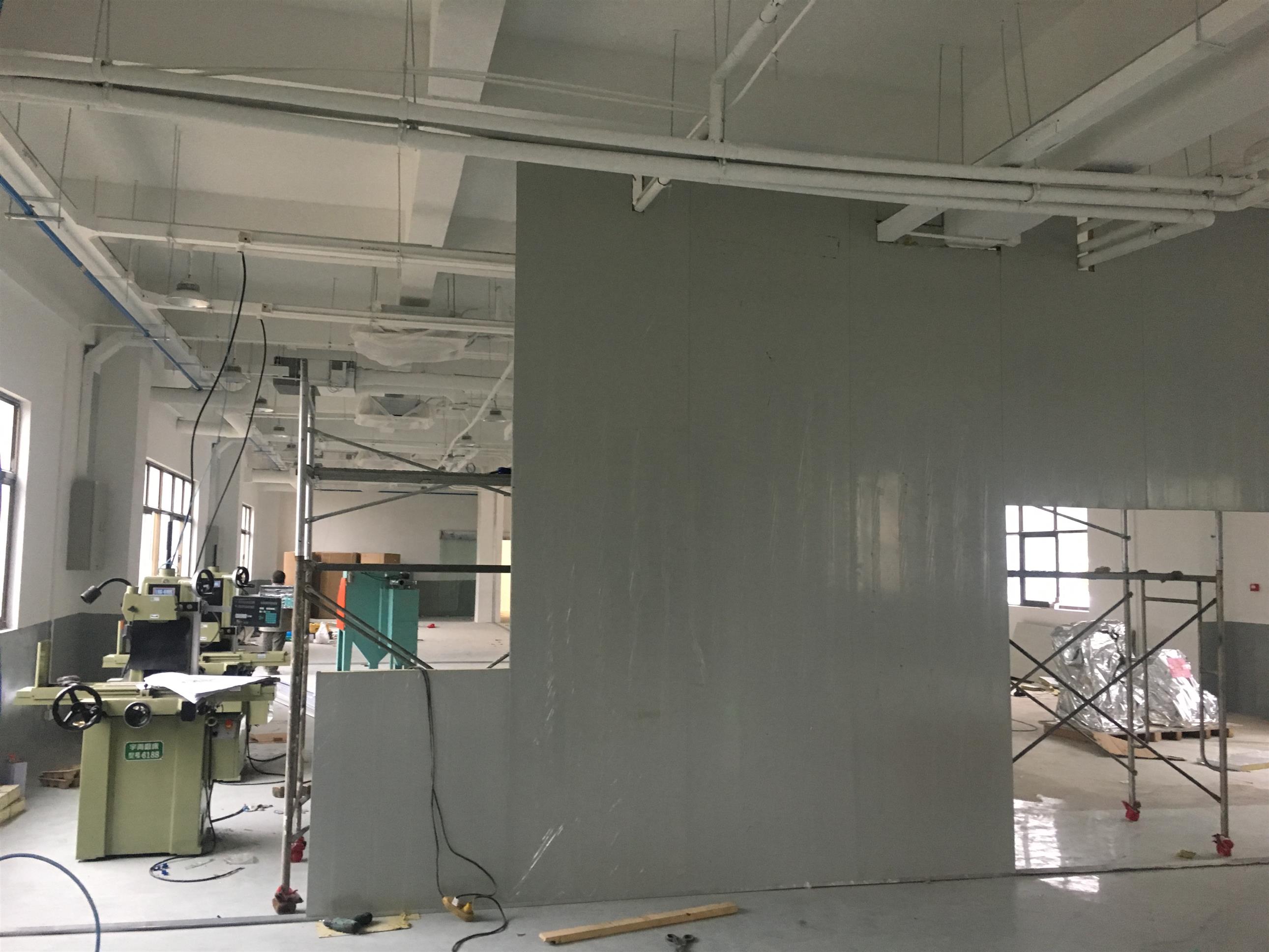 实验室改造 苏州电梯房冲孔玻璃棉彩钢吸音板屋面加盖 喷漆房彩钢复合板