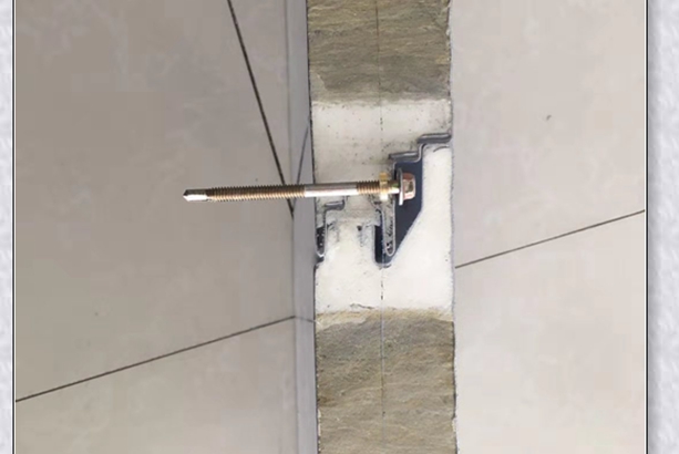 防火一小时 上海V8版型PU彩钢岩棉复合板50暗钉横装夹芯板 保温装饰外墙板