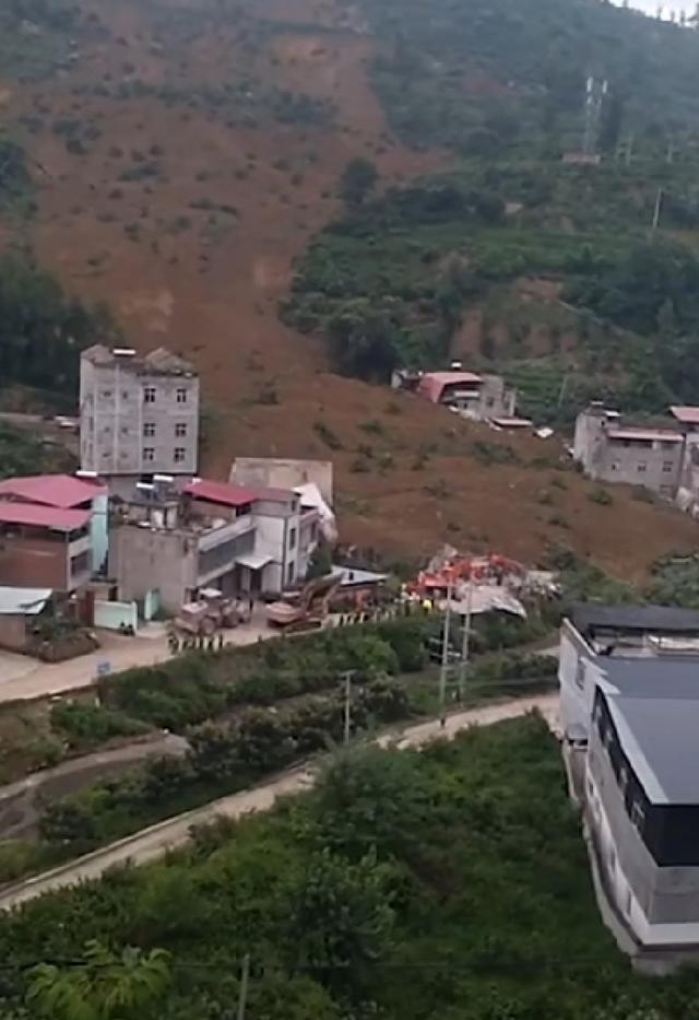 四川雅安一村庄发生滑坡一名失联人员已获救