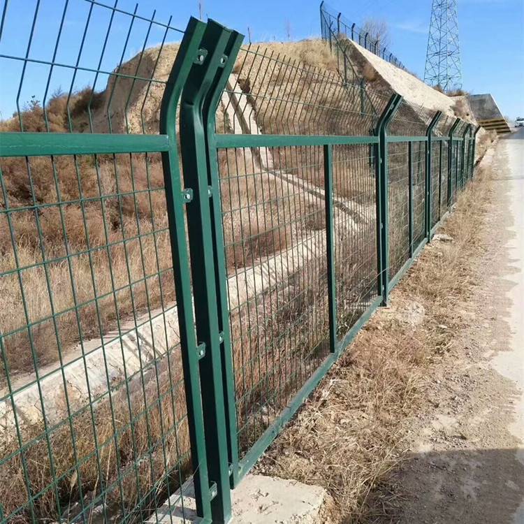 供应山东草绿色京式护栏网 铁路8001式护栏 水泥立柱围栏网 提供设计方案