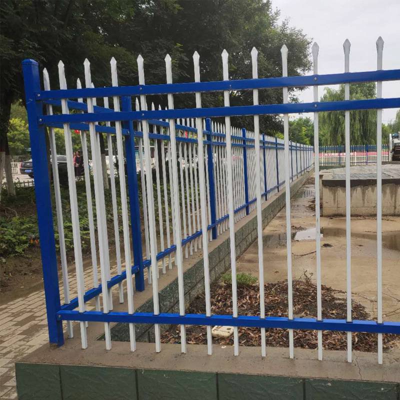 生产围墙护栏的厂家 宏特现货蓝白色防锈护栏围栏 厂区围墙护栏