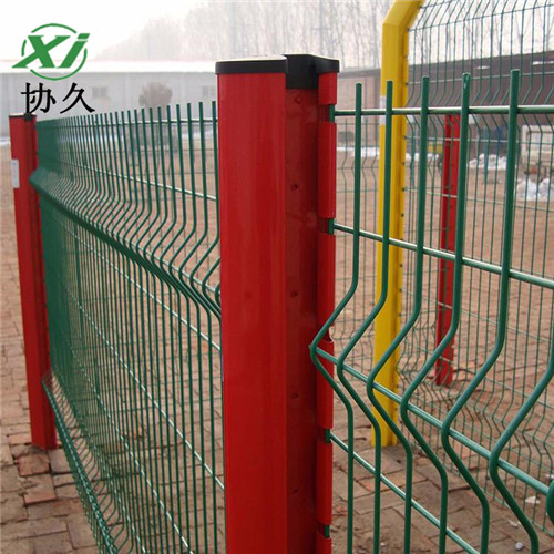 绿色小区栏杆 小区花园隔离网 桃型柱折弯护栏网