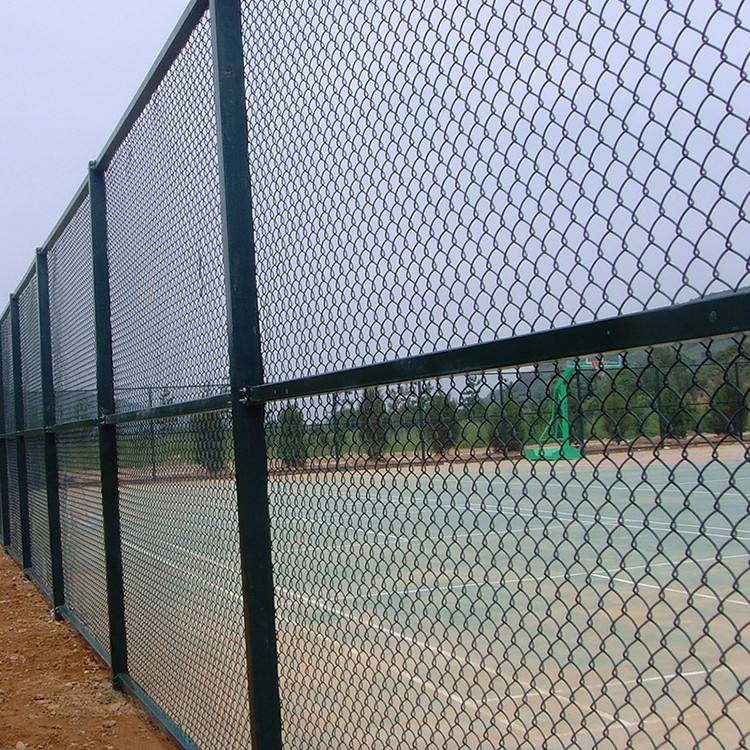 运动场护栏网为什么一般使用勾花网?运动场围栏如何防腐表面