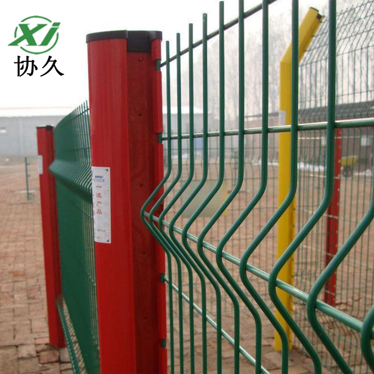 三角折弯护栏网 桃型柱护栏网 小区花园隔离网供应商