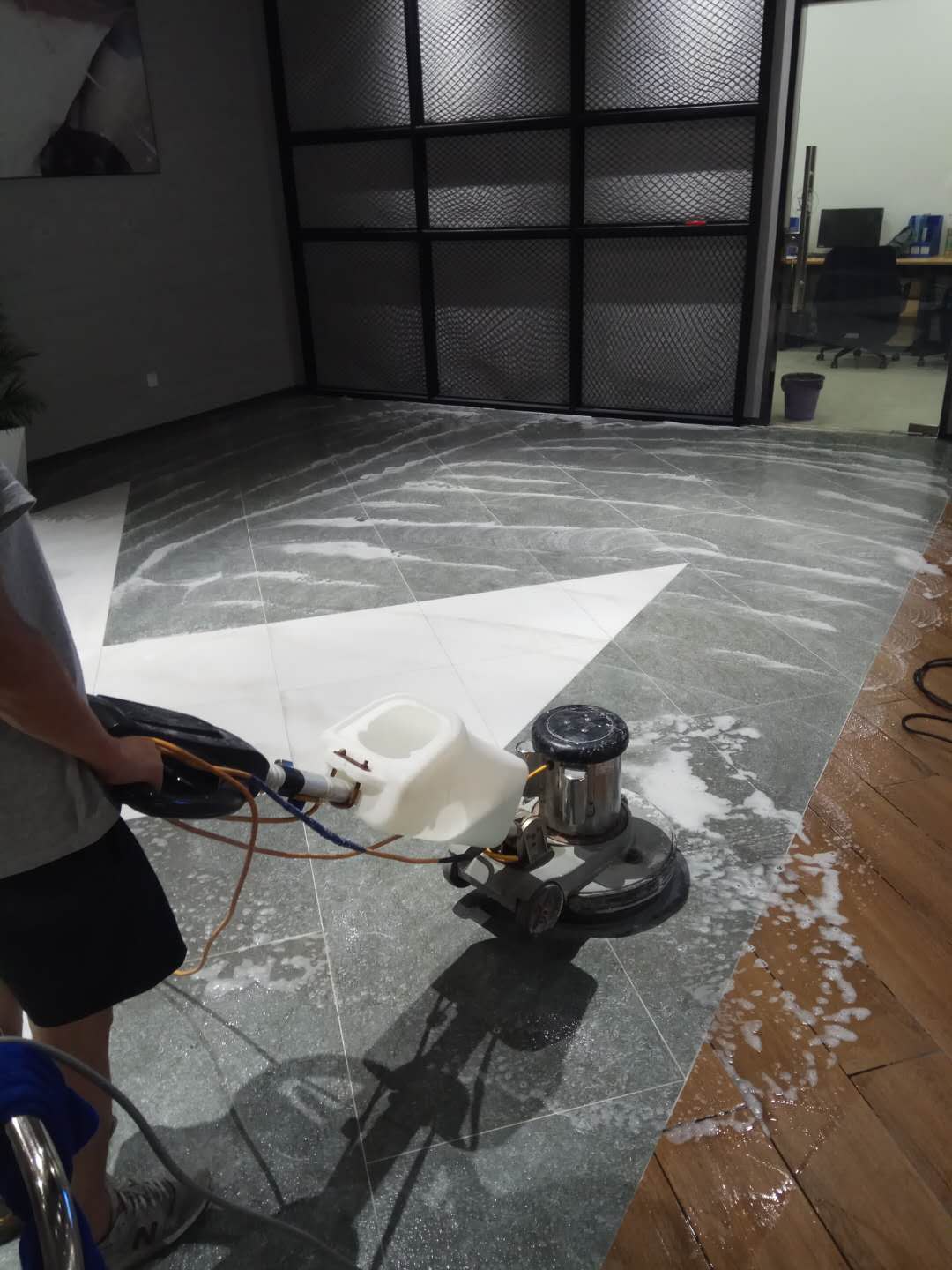 深圳龙华地板清洗打蜡承接观澜PVC地板打蜡保养水磨石地面清洗