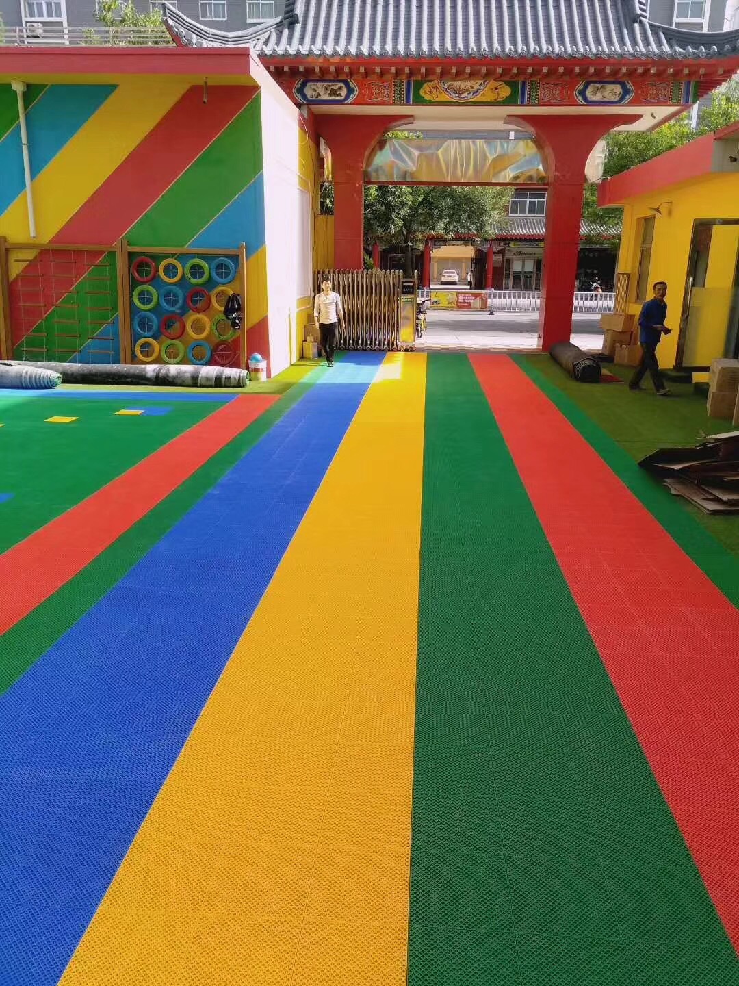幼儿园花式图案拼装地板篮球场悬浮拼装运动地板防晒抗氧