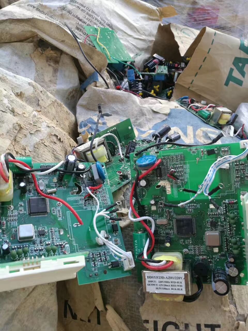 回收龙岗区废旧电路板IC芯片正负极电阻电容电子脚接触器