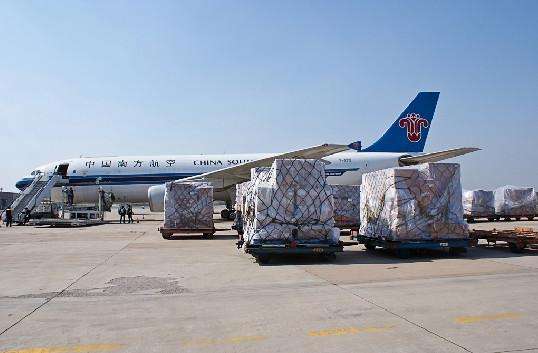 提供服务的物流专门从事将各类商品地运送到塔吉克斯坦