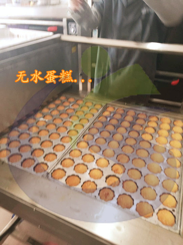 郑州老式蛋糕机 商用鸡蛋糕机 体积小 操作使用简单