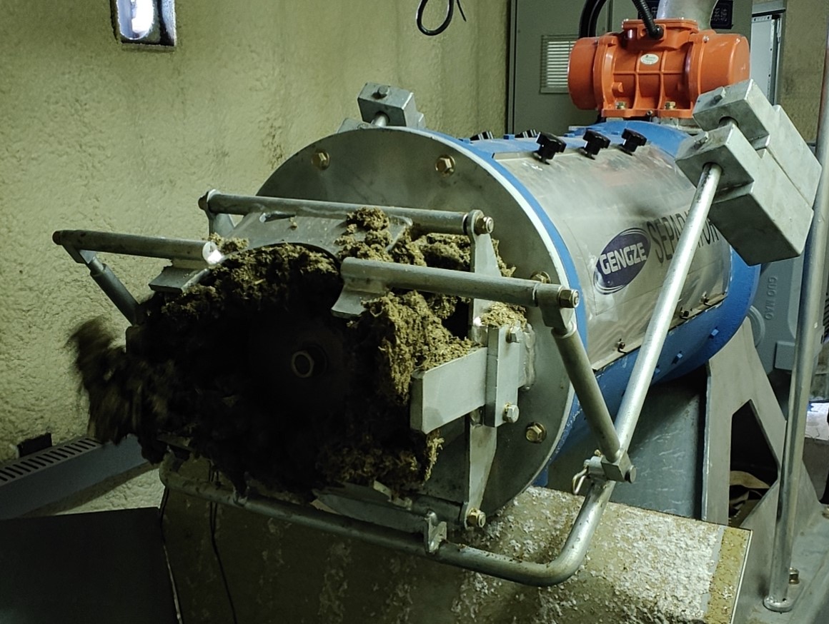 雨林厂家供应大型奶牛养殖场粪污处理设备 牛床垫料再生系统