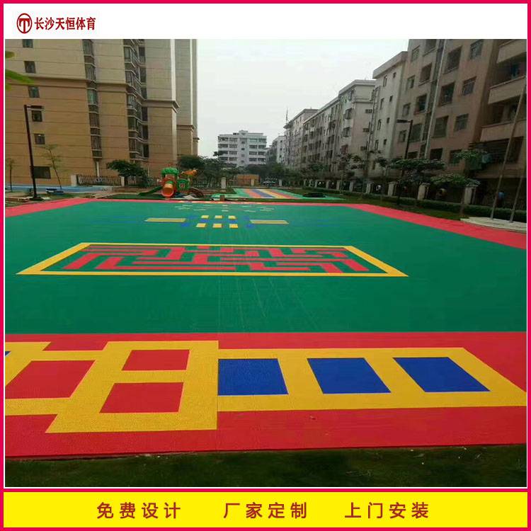益阳市塑料拼接地板南县幼儿园操场拼装地板 篮球场悬浮地板安装