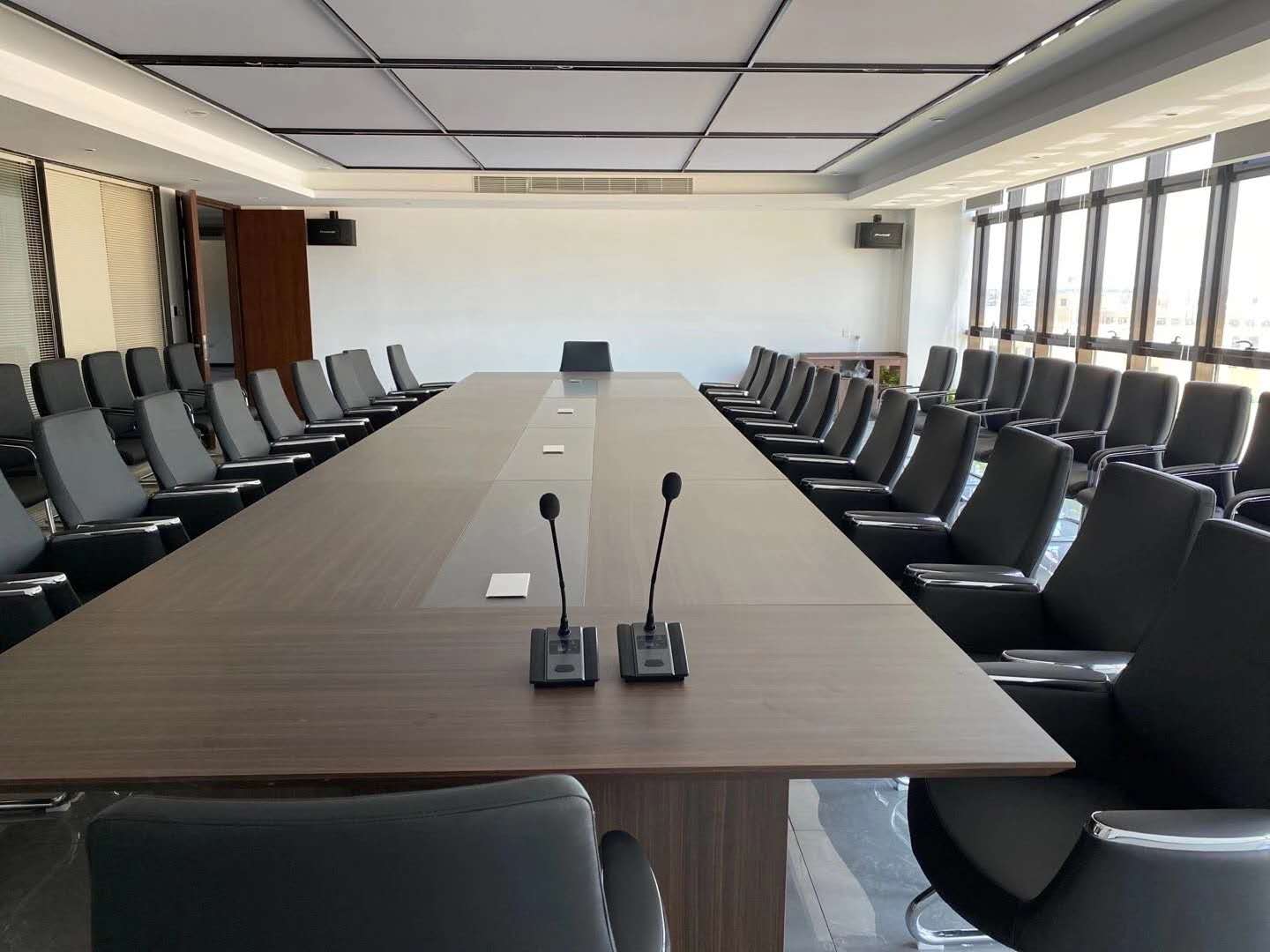 环球大厦圆桌会议室扩声音响无线话筒设备设计安装