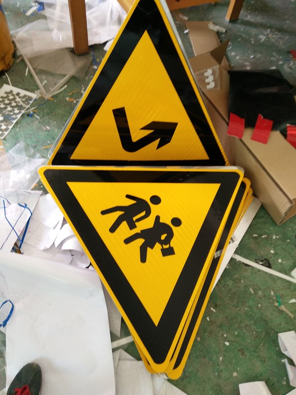 工厂订做三角交通标志牌 警告标识牌 乡村道路安全标识标志牌