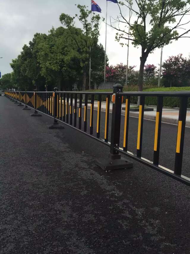 创无限道路中间护栏铸铁底座道路隔离护栏