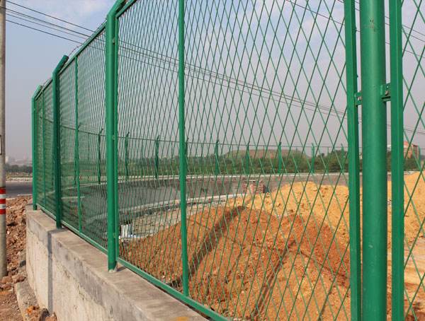 佛山南海钢板网 斜方孔边框护栏 菱形网护栏价格 护栏网厂家