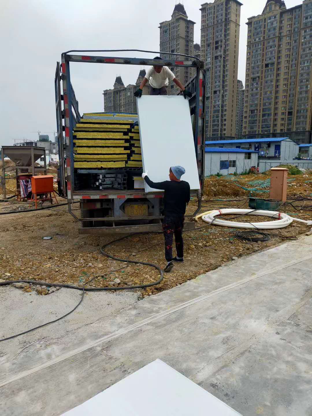 天津滨海新区钢结构彩钢板房实体厂家-彩钢板安装经久耐用