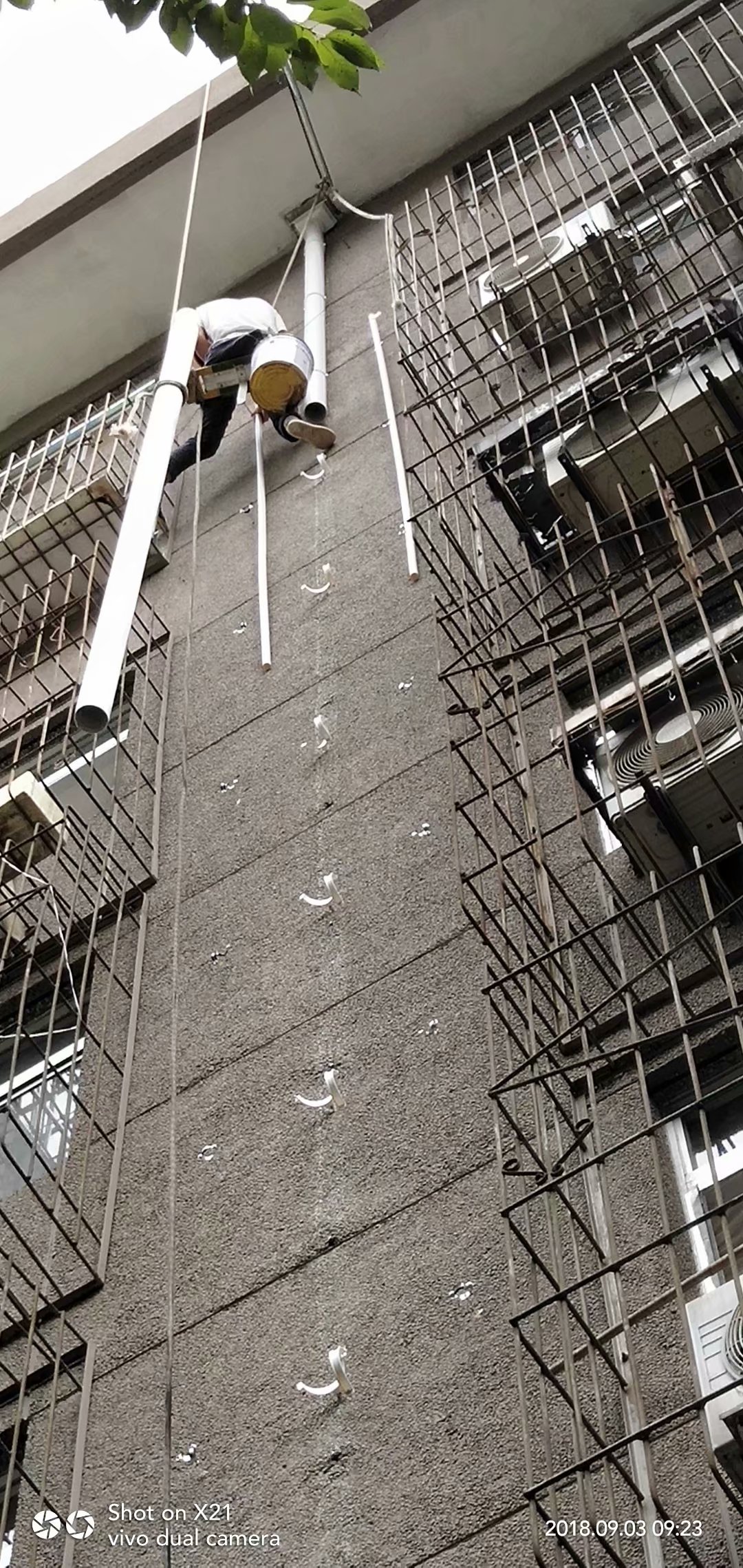西安高空蜘蛛人维修雨水管外墙渗水