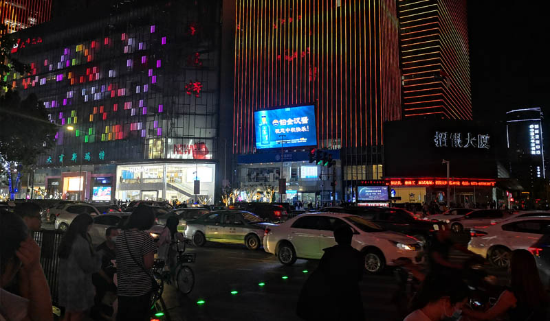 郑州航海东路商圈富田新天地商场户外LED大屏广告