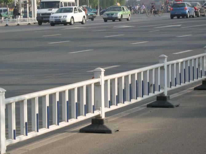 道路交通隔离交通护栏 马路人行道城市锌钢护栏防撞围栏