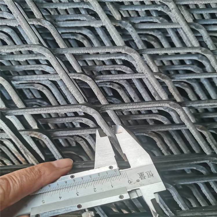 重型钢板网片 菱形网 脚手架用网防护隔离网3*6cm孔 2-4mm厚本色