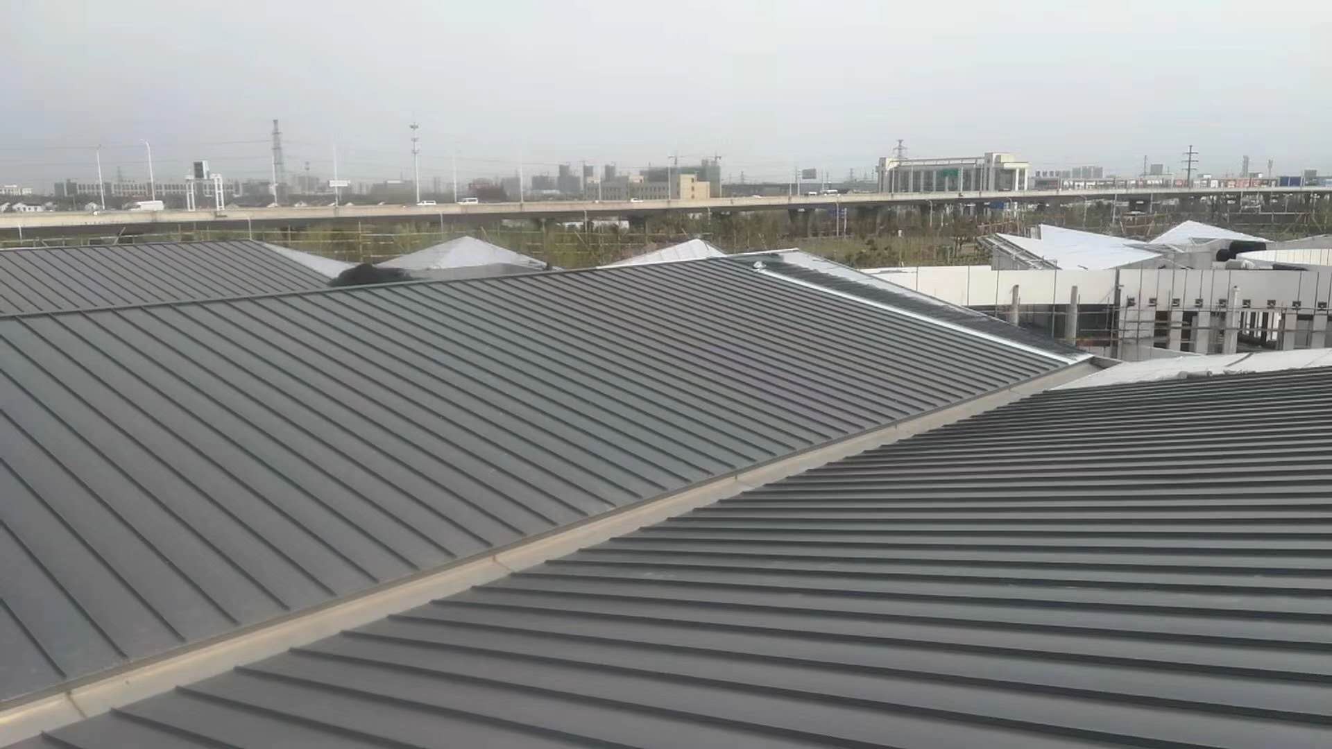 批发供应铝镁锰板深灰色氟碳涂层屋面板，厚度可订制