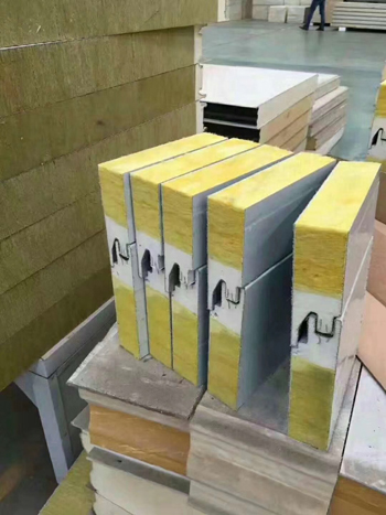 新疆岩棉彩钢板 使用寿命较长
